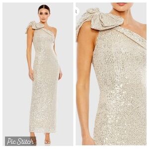 New IEENA MAC DUGGAL
Beige Sequined Bow One Shoulder Column
Gown Sz: 6 #11283